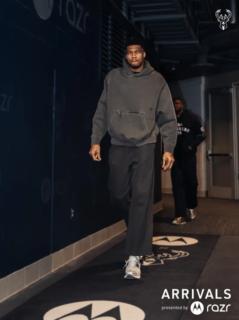 乐鱼体育-霸气十足!雄鹿社媒晒字母哥步入今日比赛场馆的瞬间