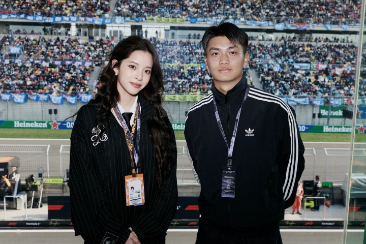 乐鱼网站-蒯纪闻现场观战F1，与欧阳娜娜合照